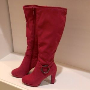 Gorgeous red suede boots!